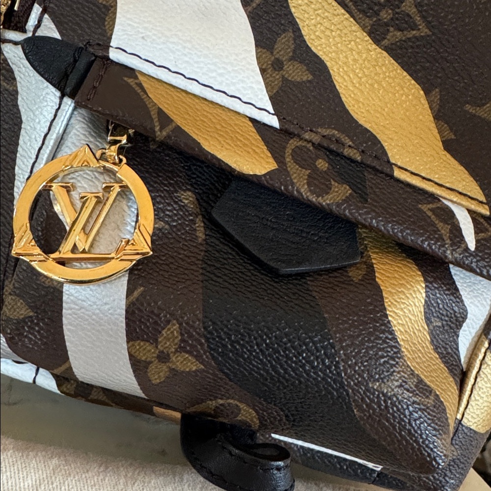 Louis Vuitton Ltd. Ed. League of Legends Palm Springs - Picture 4 of 16